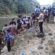 Tim SAR mengevakuasi jenazah remaja yang tenggelam di Sungai Citanduy, Purbaratu, Tasikmalaya.