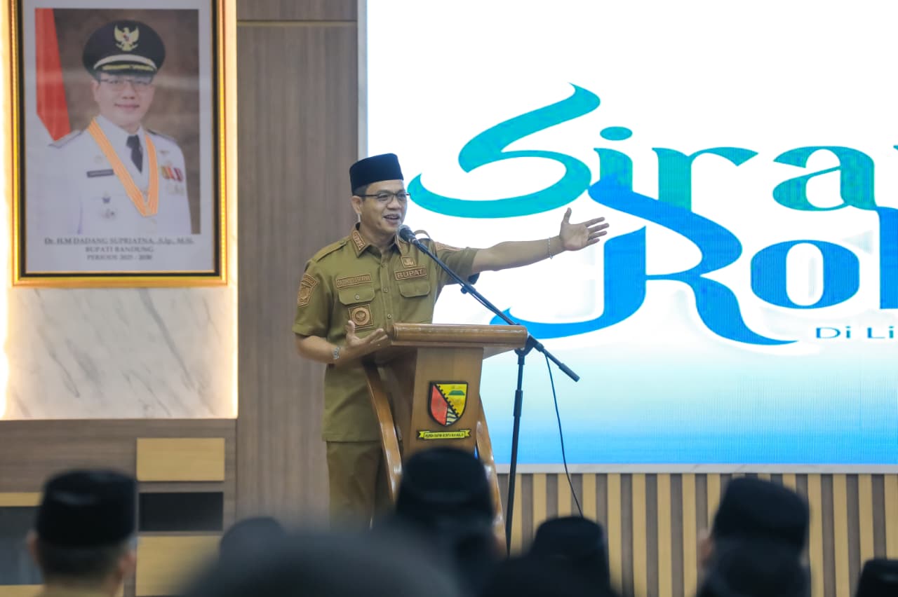 Bupati Bandung Dadang Supriatna mengingatkan ASN dan masyarakat mewaspadai dampak abu vulkanik di Bandung Raya.