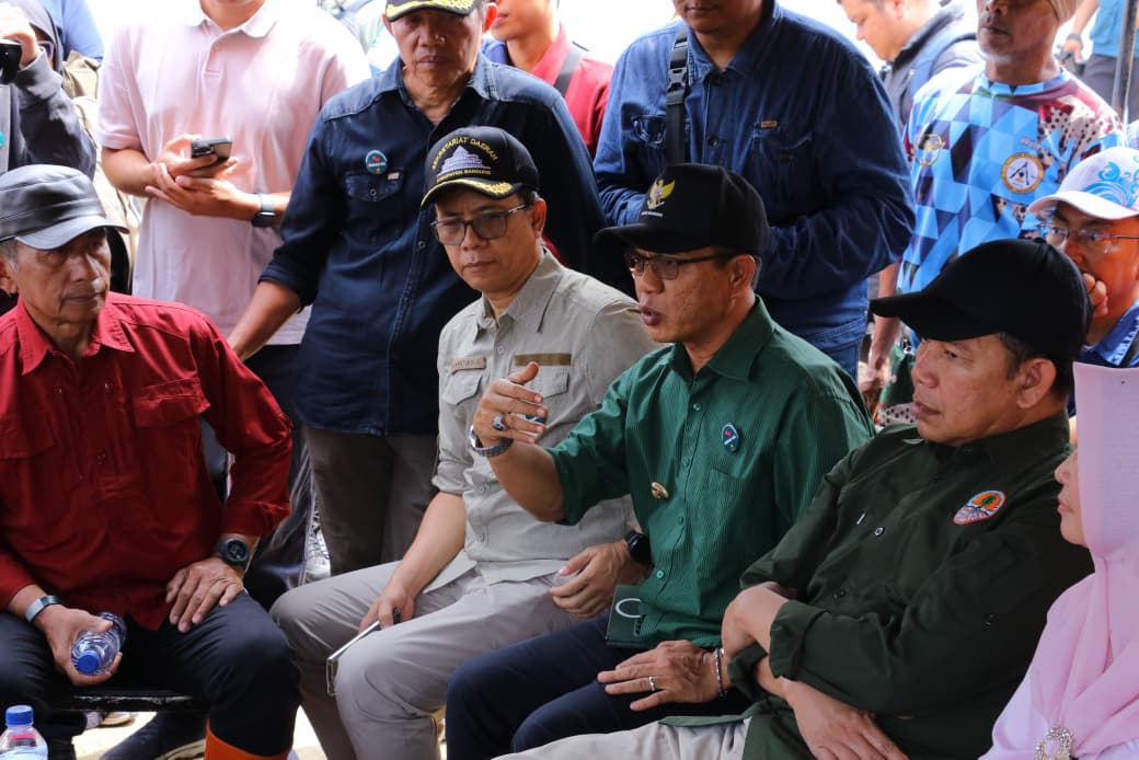 Bupati Bandung Dadang Supriatna (KDS) meminta warga tetap waspada menyikapi gempa berulang di Kabupaten Bandung.
