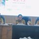 Petugas Damkar Kabupaten Bandung memadamkan kebakaran lahan saat musim kemarau 2026.