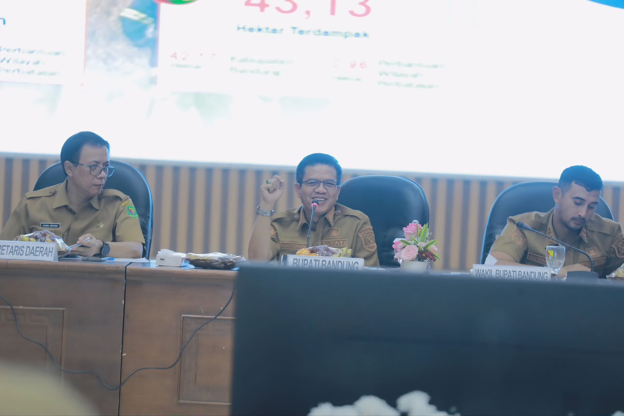 Petugas Damkar Kabupaten Bandung memadamkan kebakaran lahan saat musim kemarau 2026.