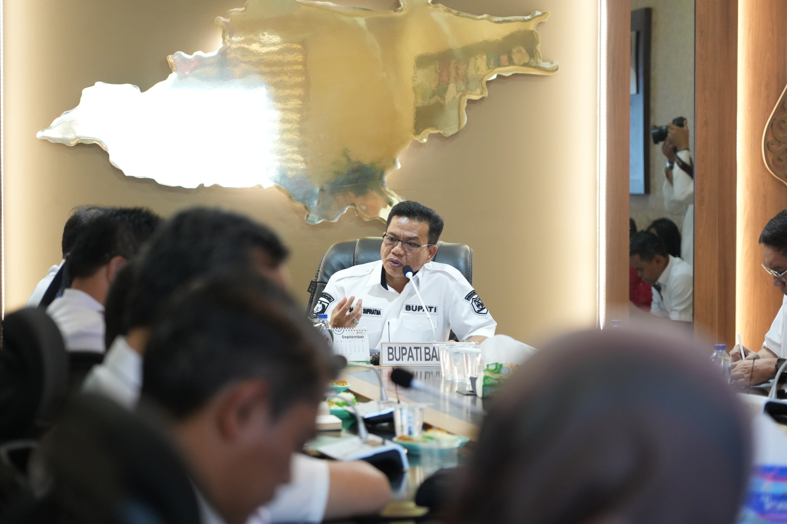 Bupati Bandung Dadang Supriatna atau KDS saat memimpin rapat koordinasi proses persetujuan lingkungan sebagai persyaratan perizinan berusaha di Kabupaten Bandung, Rabu (9/9/2026).