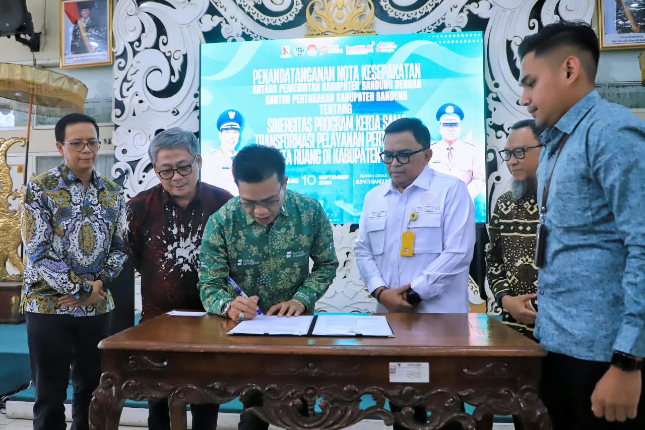Bupati Bandung Dadang Supriatna menandatangani kerja sama transformasi pelayanan pertanahan dan tata ruang dengan BPN