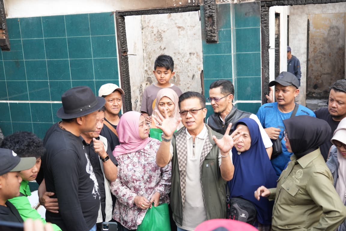 Bupati Bandung Dadang Supriatna atau KDS turun langsung menemui warga terdampak kebakaran di Desa Lebakwangi, Kecamatan Arjasari, Kabupaten Bandung, Senin (14/9/2026).
