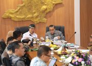 Bupati Bandung Kang Dadang Supriatna saat menerima kunjungan Komisi II DPR RI di Ruang Rapat Bupati Bandung.