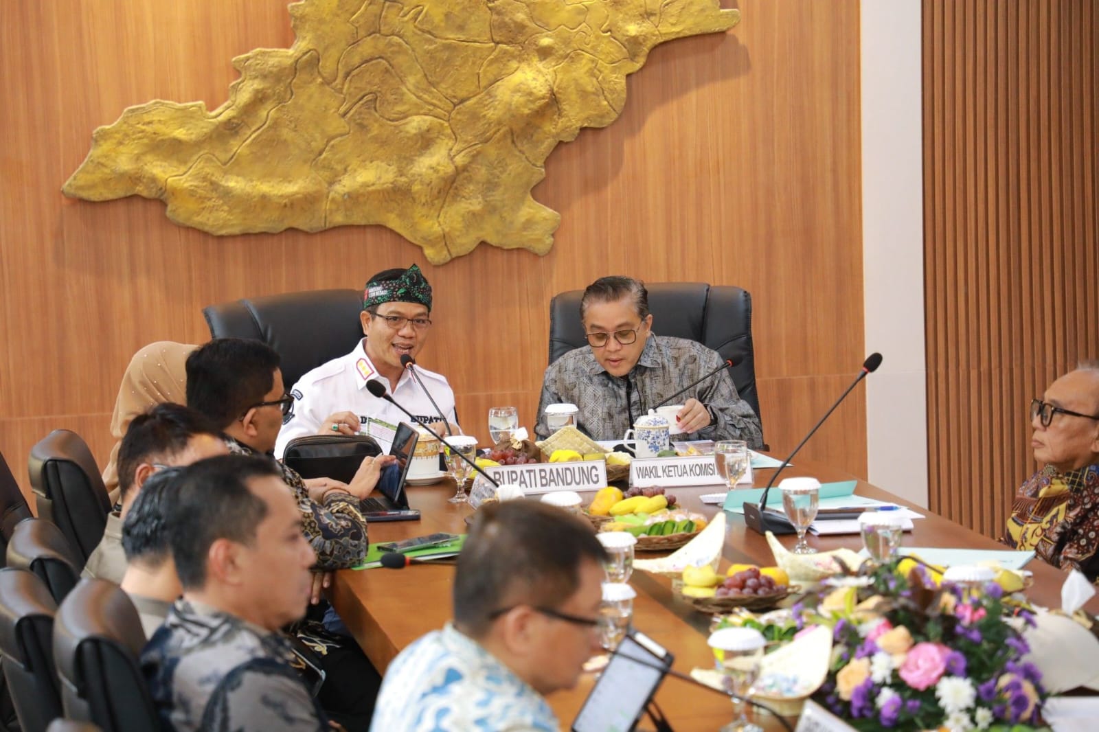 Bupati Bandung Kang Dadang Supriatna saat menerima kunjungan Komisi II DPR RI di Ruang Rapat Bupati Bandung.