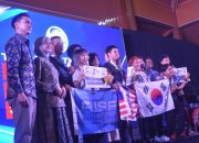 Jafro Megawanto dan atlet peserta WJPC 2026 saat mengikuti kompetisi paralayang di kawasan Batu Dua, Sumedang.