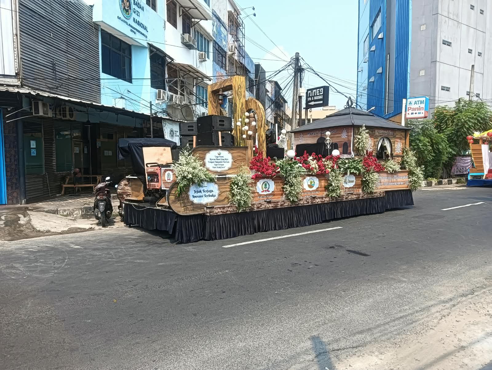 Sebanyak 32 kendaraan hias dari perangkat daerah dan perusahaan siap memeriahkan helaran budaya HUT Karawang ke-393 di Jalan Tuparev hingga Kertabumi.