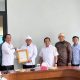 Kepala Kanwil Kemenkum Jabar Asep Sutandar menyerahkan sertifikat KIK Kuda Renggong kepada Asisten Pemkesra Sumedang Dian Sukmara di PPS Sumedang, Rabu (23/9/2026)