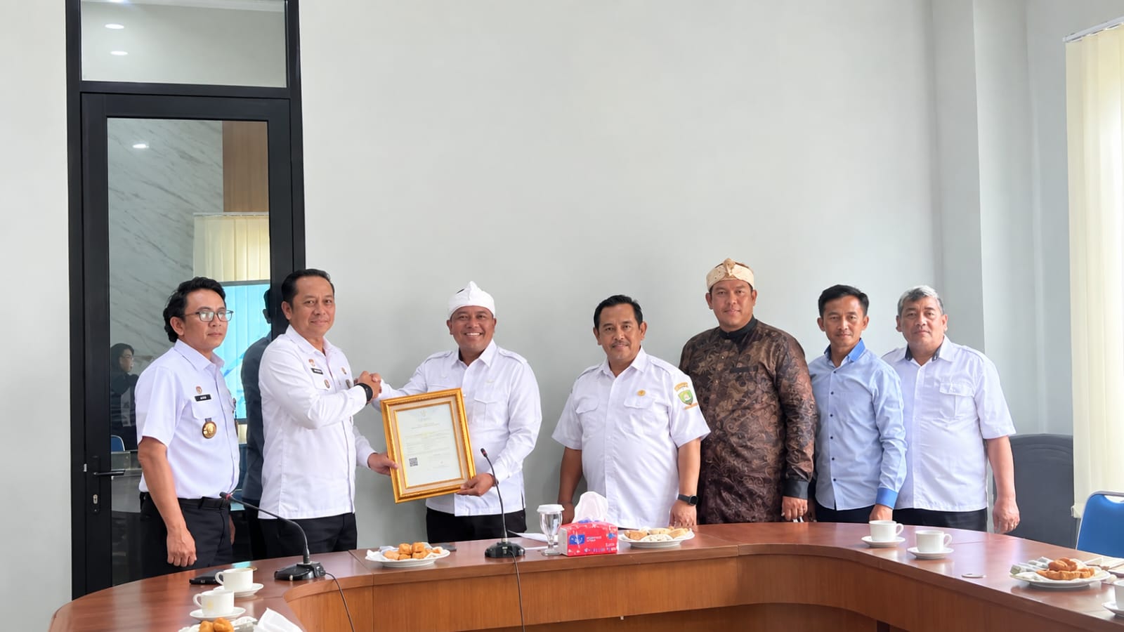 Kepala Kanwil Kemenkum Jabar Asep Sutandar menyerahkan sertifikat KIK Kuda Renggong kepada Asisten Pemkesra Sumedang Dian Sukmara di PPS Sumedang, Rabu (23/9/2026)