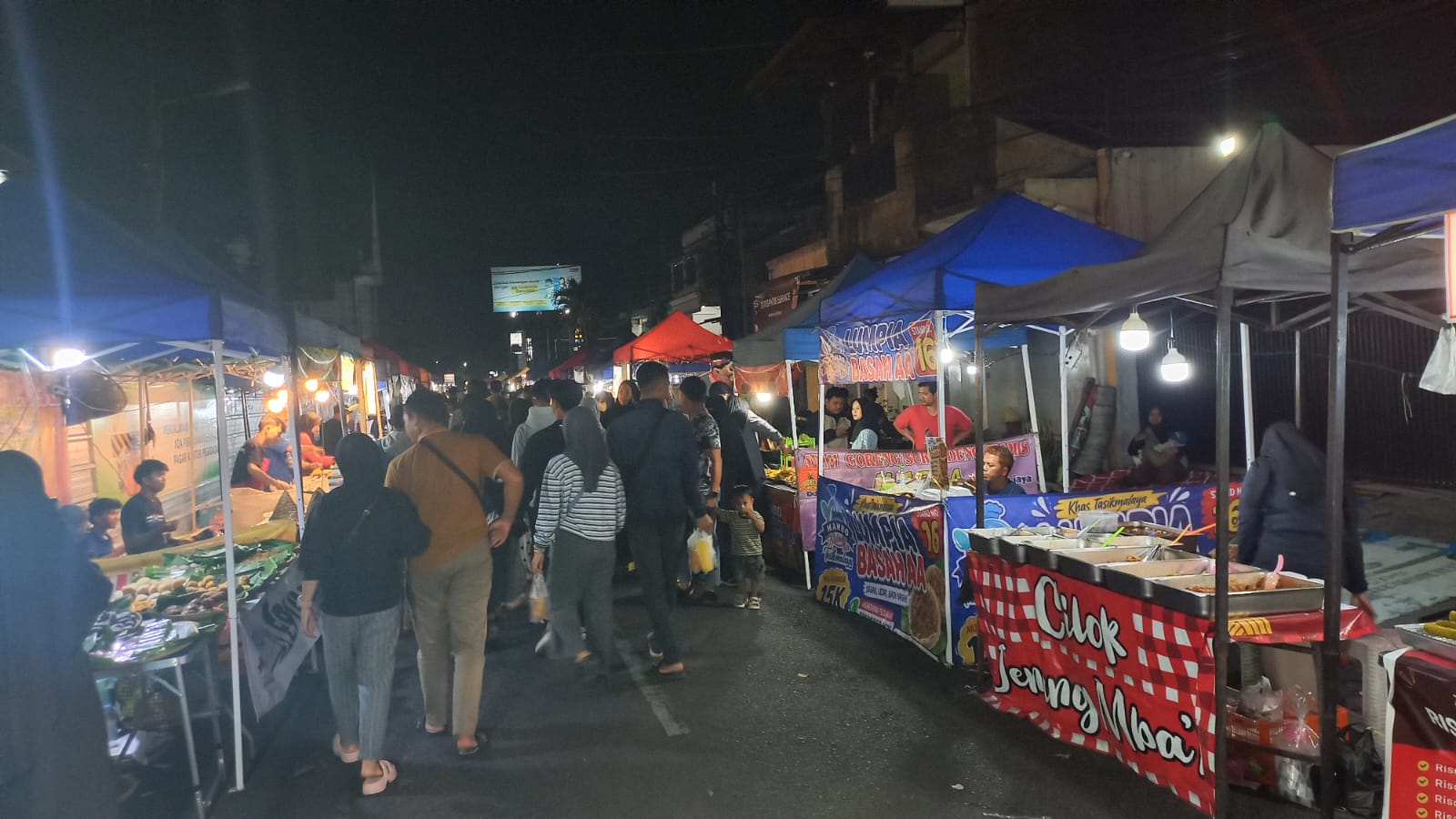 Warga menikmati suasana malam akhir pekan di Mambo Kuliner dan Taman Kota Tasikmalaya.