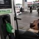– Masyarakat dengan penghasilan di atas Rp6,5 juta per bulan berpotensi masuk dalam kelompok yang dibatasi untuk membeli Pertalite. Namun, angka tersebut belum menjadi ketentuan final yang secara otomatis melarang seluruh masyarakat bergaji di atas Rp6,5 juta membeli BBM bersubsidi. Wacana pembatasan tersebut mencuat seiring upaya pemerintah menata kembali penyaluran BBM bersubsidi agar lebih tepat sasaran. Salah satu skema yang tengah menjadi pembahasan adalah penggunaan data tingkat kesejahteraan masyarakat berdasarkan desil. Kelompok desil 9 dan 10, yang merepresentasikan masyarakat dengan tingkat kesejahteraan relatif tinggi, menjadi kelompok yang dipertimbangkan untuk tidak lagi memperoleh subsidi BBM. Jika skema tersebut diterapkan, masyarakat yang masuk kelompok tersebut berpotensi diarahkan menggunakan BBM nonsubsidi, seperti Pertamax. Angka Rp6,5 juta kemudian ramai diperbincangkan karena dikaitkan dengan batas penghasilan masyarakat yang dianggap memiliki kemampuan ekonomi lebih tinggi. Namun, penentuan penerima subsidi tidak serta-merta hanya berdasarkan nominal gaji. Pemerintah masih perlu menyelaraskan data kesejahteraan, identitas konsumen, kendaraan, serta mekanisme penyaluran agar kebijakan tidak salah sasaran. Dengan demikian, seseorang yang memiliki penghasilan di atas Rp6,5 juta belum otomatis dilarang membeli Pertalite hanya karena nominal penghasilannya. Pembatasan Pembelian Sudah Berjalan Upaya memperketat penyaluran BBM subsidi sebenarnya telah berjalan melalui mekanisme pengendalian volume. Mulai 1 April 2026, BPH Migas memberlakukan pembatasan pembelian Pertalite bagi kendaraan roda empat atau lebih dengan batas maksimal 50 liter per hari untuk setiap kendaraan. Kebijakan tersebut tertuang dalam Keputusan Kepala BPH Migas Nomor 024/KOM/BPH.DBBM/2026. Pertamina juga menerapkan sistem pendataan konsumen melalui Program Subsidi Tepat. Untuk Pertalite, pendaftaran dan penggunaan QR Code diwajibkan bagi kendaraan roda empat. Sementara kendaraan roda dua dan roda tiga belum diwajibkan menggunakan mekanisme tersebut. Sistem ini menjadi salah satu instrumen untuk mencatat konsumen sekaligus mengendalikan penyaluran BBM bersubsidi. Desil 9 dan 10 Jadi Perhatian Pemerintah kini mencari formula yang dapat membedakan masyarakat yang benar-benar membutuhkan subsidi dengan kelompok yang dinilai mampu membeli BBM nonsubsidi. Pendekatan berbasis desil menjadi salah satu opsi karena tingkat kesejahteraan masyarakat dapat dinilai menggunakan basis data sosial ekonomi yang lebih luas, bukan hanya satu indikator berupa besaran pendapatan. Artinya, pembatasan nantinya berpotensi mempertimbangkan kondisi sosial ekonomi secara lebih menyeluruh. Kuota Pertalite 2026 Turun Urgensi penataan subsidi juga semakin besar karena volume Pertalite yang dialokasikan pemerintah mengalami penyesuaian. BPH Migas menetapkan kuota Pertalite 2026 sekitar 29,27 juta kiloliter, turun sekitar 6,28 persen dibandingkan kuota 2025 yang mencapai sekitar 31,23 juta kiloliter. Penyesuaian tersebut menjadi bagian dari upaya pemerintah mengendalikan konsumsi BBM bersubsidi. Dewan Energi Nasional juga memperkirakan pembatasan BBM bersubsidi berdasarkan kapasitas mesin dan jenis kendaraan berpotensi menghemat volume konsumsi sekitar 10–15 persen. Kebijakan tersebut menunjukkan bahwa pemerintah tidak hanya mengejar efisiensi anggaran, tetapi juga berupaya memastikan subsidi BBM lebih banyak dinikmati masyarakat yang memang membutuhkan. Jangan Salah Pahami Angka Rp6,5 Juta Bagi masyarakat, perubahan skema subsidi tentu dapat berdampak terhadap pengeluaran sehari-hari. Jika kelompok tertentu nantinya tidak lagi mendapatkan akses Pertalite dan harus beralih ke BBM nonsubsidi, biaya mobilitas berpotensi meningkat. Karena itu, kriteria penerima subsidi perlu ditetapkan secara jelas dan transparan. Pemerintah juga perlu memastikan mekanisme yang digunakan mampu menghindari kesalahan dalam mengidentifikasi masyarakat yang berhak memperoleh subsidi. Untuk saat ini, masyarakat belum dapat menyimpulkan bahwa setiap orang dengan gaji di atas Rp6,5 juta pasti tidak boleh membeli Pertalite. Yang tengah berkembang adalah rencana penataan subsidi dengan sasaran kelompok masyarakat yang dinilai lebih mampu, termasuk pembahasan kelompok desil 9 dan 10. Keputusan final mengenai siapa yang kehilangan akses subsidi, bagaimana mekanismenya, serta kapan kebijakan tersebut mulai diterapkan masih menunggu keputusan resmi pemerintah. Kata kunci: Pertalite, subsidi BBM Meta description: Gaji di atas Rp6,5 juta disebut berpotensi terkena pembatasan Pertalite. Namun, angka tersebut belum final. Simak skema subsidi berbasis desil. Alt teks: Pengisian BBM Pertalite di SPBU yang menjadi bagian dari kebijakan penataan dan pembatasan subsidi pemerintah. Keterangan foto: Pengendara mengisi BBM Pertalite di SPBU. Pemerintah tengah menata penyaluran subsidi agar lebih tepat sasaran.