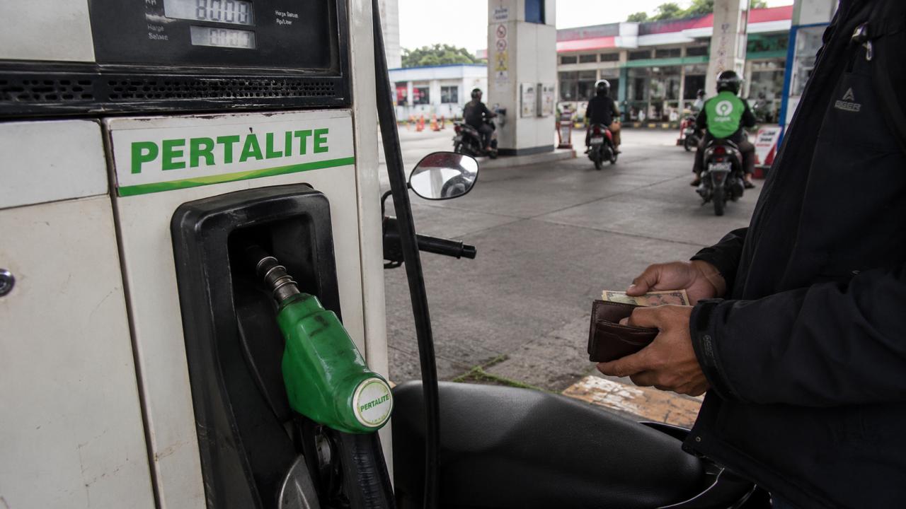 – Masyarakat dengan penghasilan di atas Rp6,5 juta per bulan berpotensi masuk dalam kelompok yang dibatasi untuk membeli Pertalite. Namun, angka tersebut belum menjadi ketentuan final yang secara otomatis melarang seluruh masyarakat bergaji di atas Rp6,5 juta membeli BBM bersubsidi. Wacana pembatasan tersebut mencuat seiring upaya pemerintah menata kembali penyaluran BBM bersubsidi agar lebih tepat sasaran. Salah satu skema yang tengah menjadi pembahasan adalah penggunaan data tingkat kesejahteraan masyarakat berdasarkan desil. Kelompok desil 9 dan 10, yang merepresentasikan masyarakat dengan tingkat kesejahteraan relatif tinggi, menjadi kelompok yang dipertimbangkan untuk tidak lagi memperoleh subsidi BBM. Jika skema tersebut diterapkan, masyarakat yang masuk kelompok tersebut berpotensi diarahkan menggunakan BBM nonsubsidi, seperti Pertamax. Angka Rp6,5 juta kemudian ramai diperbincangkan karena dikaitkan dengan batas penghasilan masyarakat yang dianggap memiliki kemampuan ekonomi lebih tinggi. Namun, penentuan penerima subsidi tidak serta-merta hanya berdasarkan nominal gaji. Pemerintah masih perlu menyelaraskan data kesejahteraan, identitas konsumen, kendaraan, serta mekanisme penyaluran agar kebijakan tidak salah sasaran. Dengan demikian, seseorang yang memiliki penghasilan di atas Rp6,5 juta belum otomatis dilarang membeli Pertalite hanya karena nominal penghasilannya. Pembatasan Pembelian Sudah Berjalan Upaya memperketat penyaluran BBM subsidi sebenarnya telah berjalan melalui mekanisme pengendalian volume. Mulai 1 April 2026, BPH Migas memberlakukan pembatasan pembelian Pertalite bagi kendaraan roda empat atau lebih dengan batas maksimal 50 liter per hari untuk setiap kendaraan. Kebijakan tersebut tertuang dalam Keputusan Kepala BPH Migas Nomor 024/KOM/BPH.DBBM/2026. Pertamina juga menerapkan sistem pendataan konsumen melalui Program Subsidi Tepat. Untuk Pertalite, pendaftaran dan penggunaan QR Code diwajibkan bagi kendaraan roda empat. Sementara kendaraan roda dua dan roda tiga belum diwajibkan menggunakan mekanisme tersebut. Sistem ini menjadi salah satu instrumen untuk mencatat konsumen sekaligus mengendalikan penyaluran BBM bersubsidi. Desil 9 dan 10 Jadi Perhatian Pemerintah kini mencari formula yang dapat membedakan masyarakat yang benar-benar membutuhkan subsidi dengan kelompok yang dinilai mampu membeli BBM nonsubsidi. Pendekatan berbasis desil menjadi salah satu opsi karena tingkat kesejahteraan masyarakat dapat dinilai menggunakan basis data sosial ekonomi yang lebih luas, bukan hanya satu indikator berupa besaran pendapatan. Artinya, pembatasan nantinya berpotensi mempertimbangkan kondisi sosial ekonomi secara lebih menyeluruh. Kuota Pertalite 2026 Turun Urgensi penataan subsidi juga semakin besar karena volume Pertalite yang dialokasikan pemerintah mengalami penyesuaian. BPH Migas menetapkan kuota Pertalite 2026 sekitar 29,27 juta kiloliter, turun sekitar 6,28 persen dibandingkan kuota 2025 yang mencapai sekitar 31,23 juta kiloliter. Penyesuaian tersebut menjadi bagian dari upaya pemerintah mengendalikan konsumsi BBM bersubsidi. Dewan Energi Nasional juga memperkirakan pembatasan BBM bersubsidi berdasarkan kapasitas mesin dan jenis kendaraan berpotensi menghemat volume konsumsi sekitar 10–15 persen. Kebijakan tersebut menunjukkan bahwa pemerintah tidak hanya mengejar efisiensi anggaran, tetapi juga berupaya memastikan subsidi BBM lebih banyak dinikmati masyarakat yang memang membutuhkan. Jangan Salah Pahami Angka Rp6,5 Juta Bagi masyarakat, perubahan skema subsidi tentu dapat berdampak terhadap pengeluaran sehari-hari. Jika kelompok tertentu nantinya tidak lagi mendapatkan akses Pertalite dan harus beralih ke BBM nonsubsidi, biaya mobilitas berpotensi meningkat. Karena itu, kriteria penerima subsidi perlu ditetapkan secara jelas dan transparan. Pemerintah juga perlu memastikan mekanisme yang digunakan mampu menghindari kesalahan dalam mengidentifikasi masyarakat yang berhak memperoleh subsidi. Untuk saat ini, masyarakat belum dapat menyimpulkan bahwa setiap orang dengan gaji di atas Rp6,5 juta pasti tidak boleh membeli Pertalite. Yang tengah berkembang adalah rencana penataan subsidi dengan sasaran kelompok masyarakat yang dinilai lebih mampu, termasuk pembahasan kelompok desil 9 dan 10. Keputusan final mengenai siapa yang kehilangan akses subsidi, bagaimana mekanismenya, serta kapan kebijakan tersebut mulai diterapkan masih menunggu keputusan resmi pemerintah. Kata kunci: Pertalite, subsidi BBM Meta description: Gaji di atas Rp6,5 juta disebut berpotensi terkena pembatasan Pertalite. Namun, angka tersebut belum final. Simak skema subsidi berbasis desil. Alt teks: Pengisian BBM Pertalite di SPBU yang menjadi bagian dari kebijakan penataan dan pembatasan subsidi pemerintah. Keterangan foto: Pengendara mengisi BBM Pertalite di SPBU. Pemerintah tengah menata penyaluran subsidi agar lebih tepat sasaran.