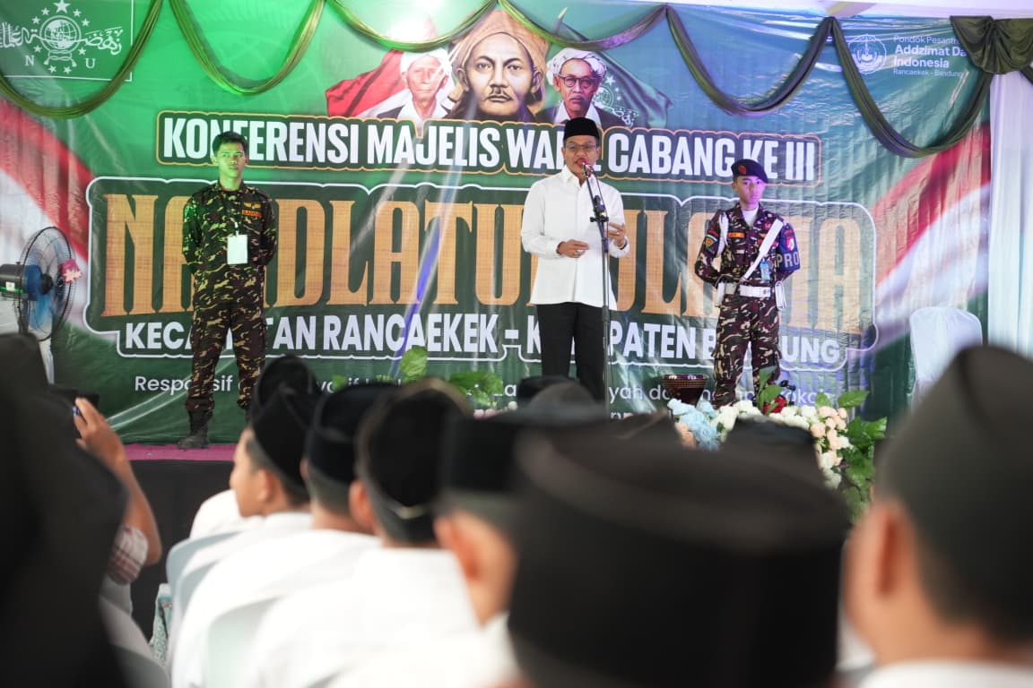 Bupati Bandung Dadang Supriatna menyampaikan program sertifikasi gratis sarana keagamaan dalam Konferensi MWC NU Rancaekek.