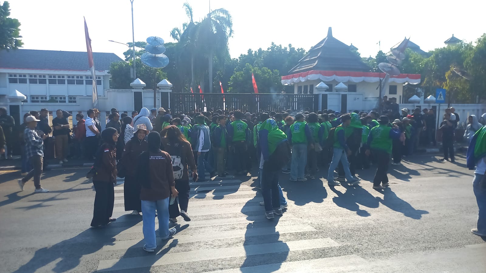 Mahasiswa FAPERTA Unsil berunjuk rasa di depan Balekota Tasikmalaya saat Hari Tani Nasional ke-66.