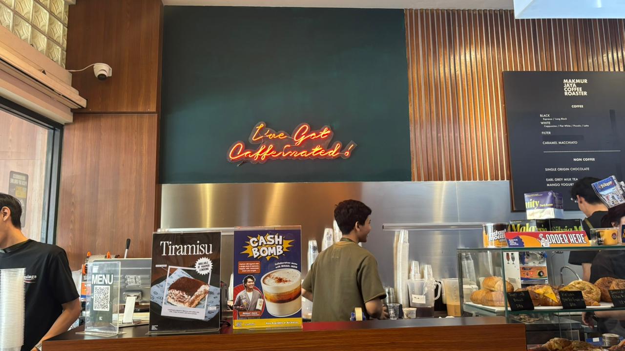 Makmur Jaya Coffee Roasters di Jalan Lengkong Besar, Bandung, salah satu kedai kopi yang dikenal melalui menu Es Kopi Susu Makmur dan pilihan biji kopi.