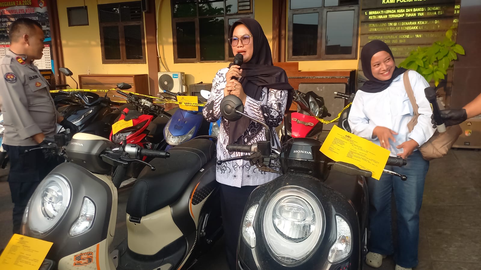 Linawati menyampaikan rasa syukur setelah sepeda motornya yang sempat hilang berhasil ditemukan jajaran Polres Tasikmalaya Kota, Senin (31/8/2026).
