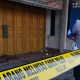Petugas kepolisian melakukan olah TKP di lokasi penemuan pria bertato tak bernyawa di Jalan Pelita, Ciawi, Kabupaten Tasikmalaya, Kamis (24/9/2026).