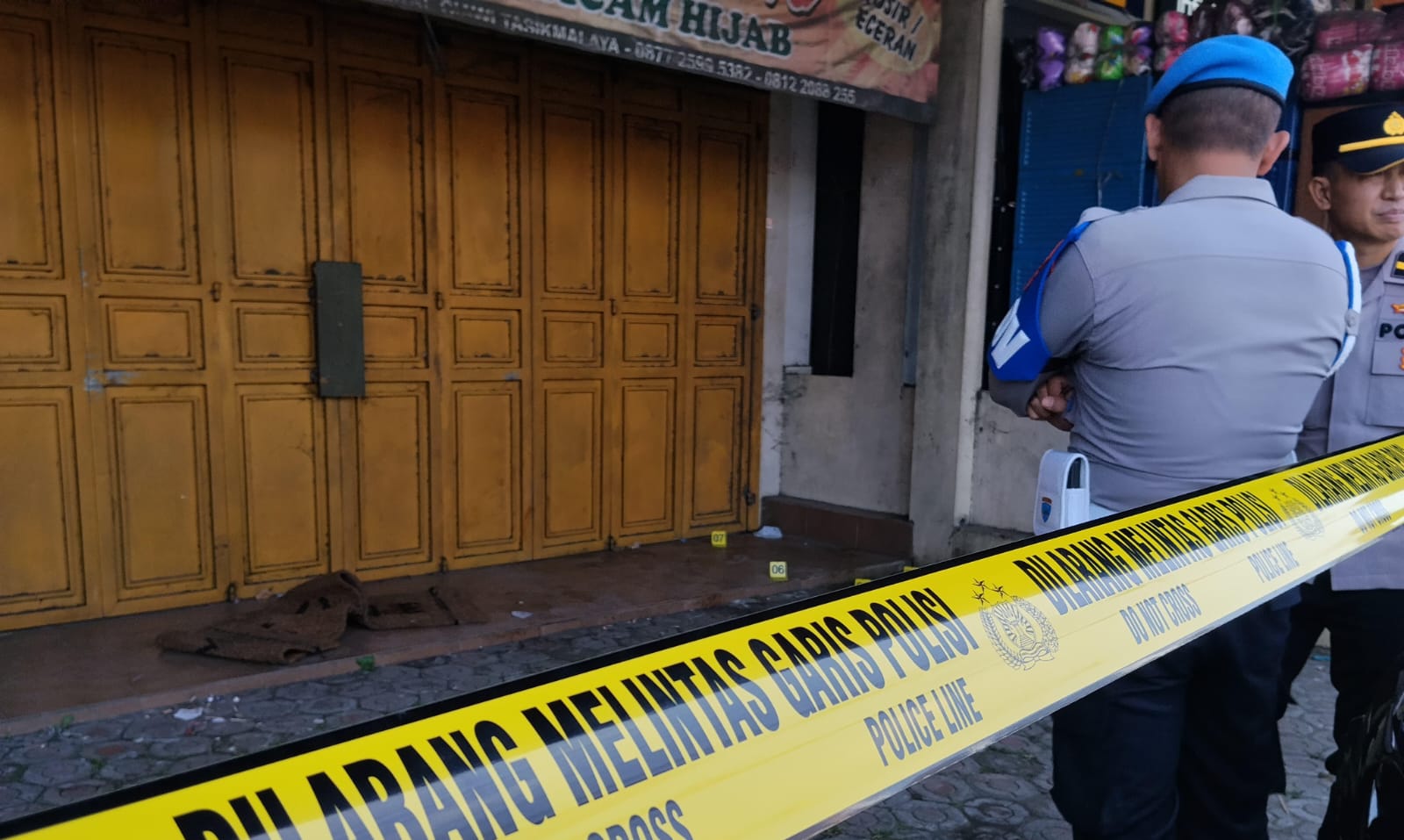 Petugas kepolisian melakukan olah TKP di lokasi penemuan pria bertato tak bernyawa di Jalan Pelita, Ciawi, Kabupaten Tasikmalaya, Kamis (24/9/2026).