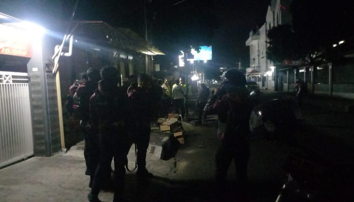 Patroli Dini Hari Polres Tasikmalaya Kota Sisir Gang Sempit