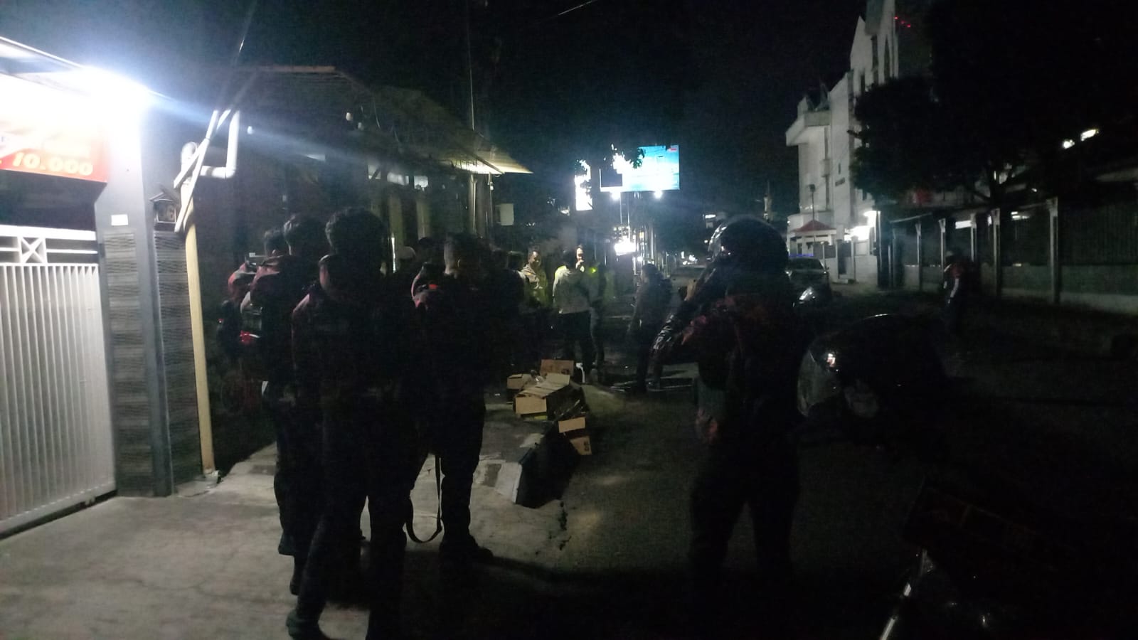 Tim Maung Galunggung Polres Tasikmalaya Kota melakukan patroli dini hari di permukiman dan gang sempit.