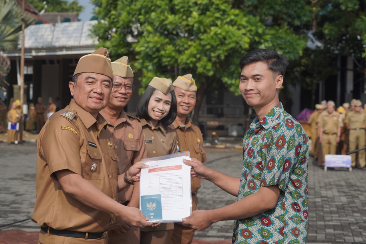 Bupati Garut Abdusy Syakur Amin memimpin apel gabungan dan pelantikan PNS di Lapangan Setda Garut.
