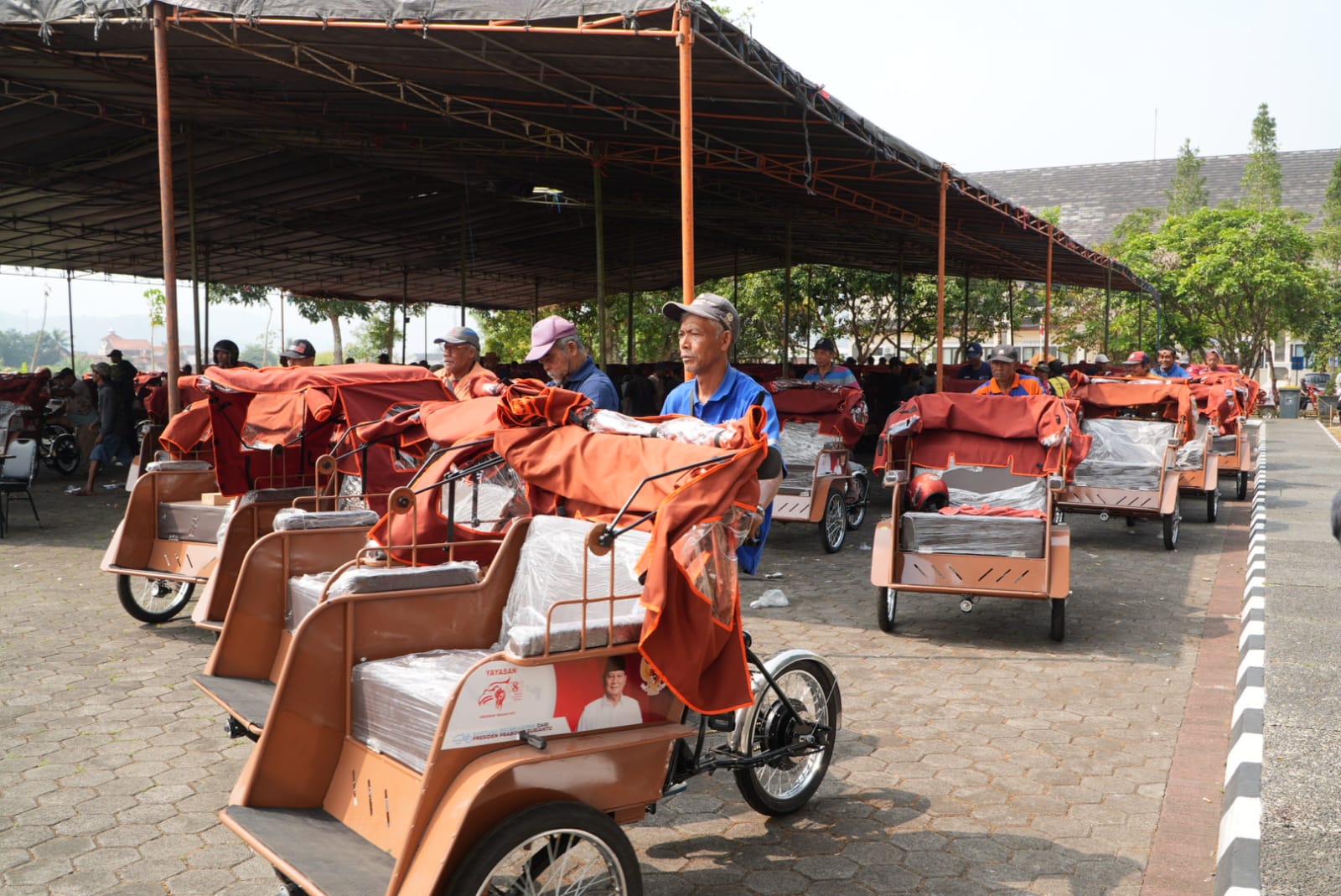Penyaluran 220 becak listrik bantuan Presiden kepada pengemudi becak di Kabupaten Sumedang