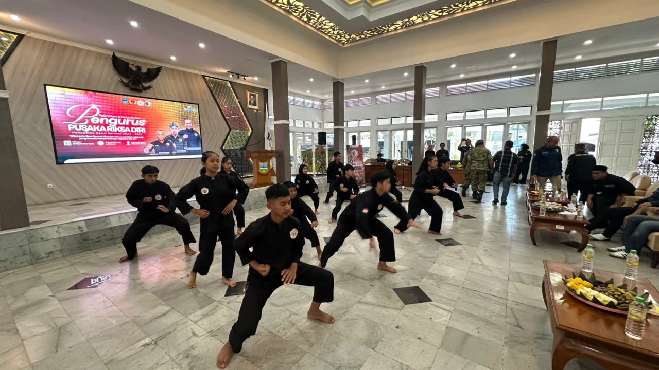 Pengurus Paguron Pencak Silat Pusaka Riksa Diri PRD Kabupaten Garut periode 2026-2030 bersama perwakilan Pemkab Garut.