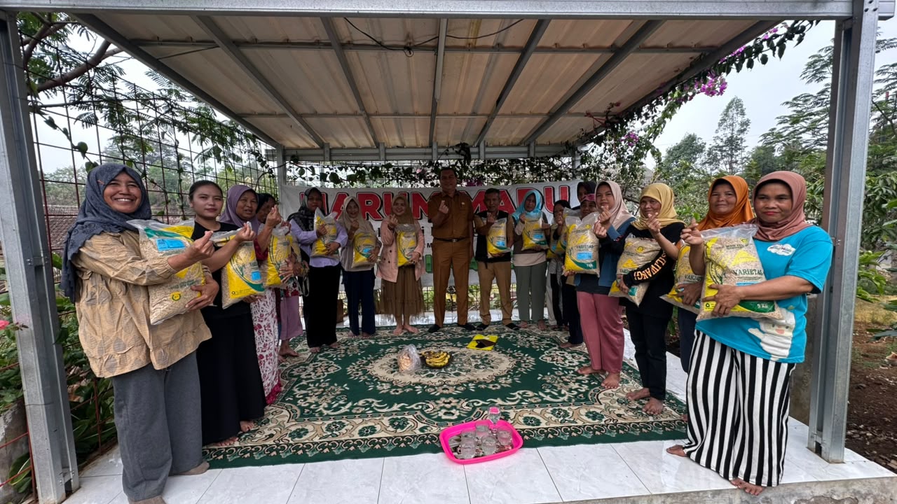 Kepala Dinas Pertanian Garut menyerahkan bantuan benih padi kepada petani di Desa Mekarsari, Bayongbong.