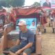 Yaya Cahya menerima bantuan becak listrik di Balai Kota Tasikmalaya, Selasa 8 September 2026.