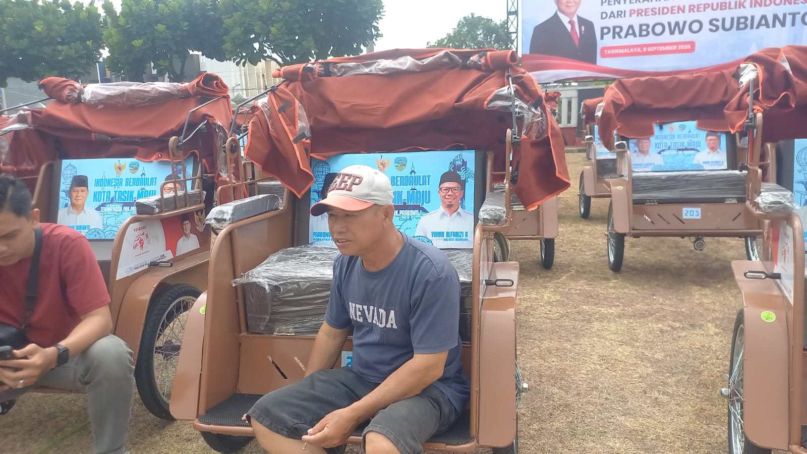 Yaya Cahya menerima bantuan becak listrik di Balai Kota Tasikmalaya, Selasa 8 September 2026.