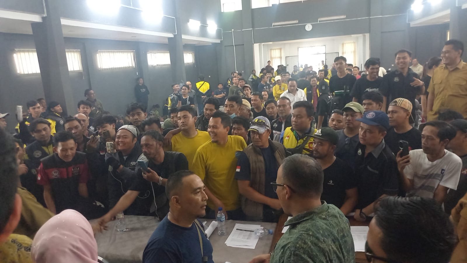 Ratusan pengemudi ojol dari POB Priangan Timur mengikuti aksi unjuk rasa di Gedung DPRD Kota Tasikmalaya. Keterangan foto: Ratusan pengemudi ojek online yan