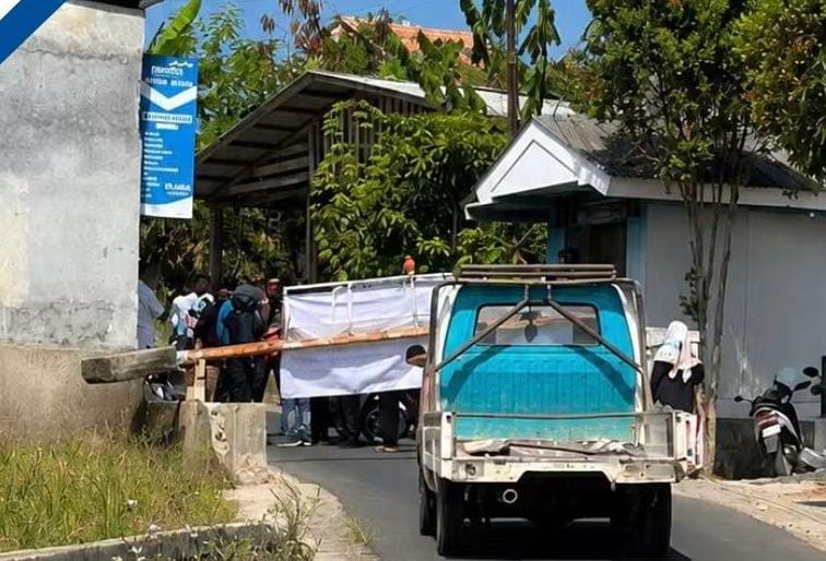 Portal menutup akses Jalan Desa Mekarsari, Kecamatan Cipongkor, Kabupaten Bandung Barat.