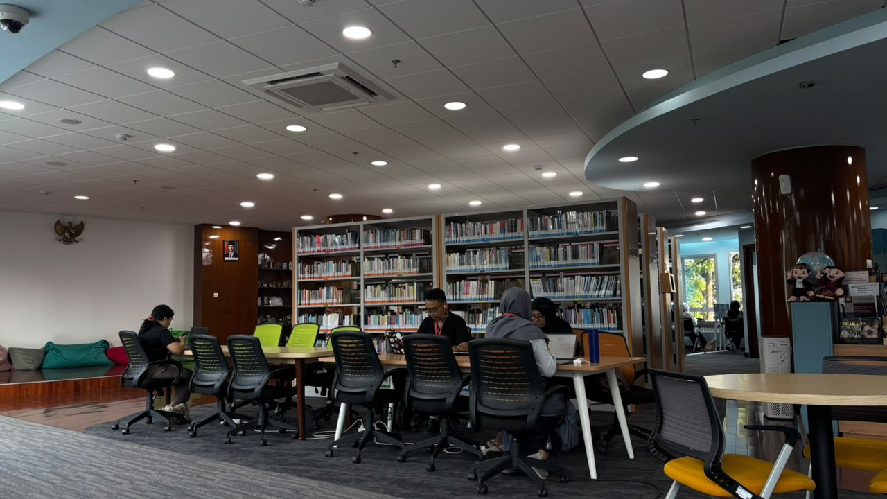 Ruang perpustakaan modern yang dimanfaatkan sebagai tempat membaca, belajar, berdiskusi, dan mengembangkan keterampilan.