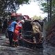 Petugas memadamkan Toyota Kijang yang terbakar di Jalan Setiawargi, Kelurahan Setiamulya, Kecamatan Tamansari, Kota Tasikmalaya.