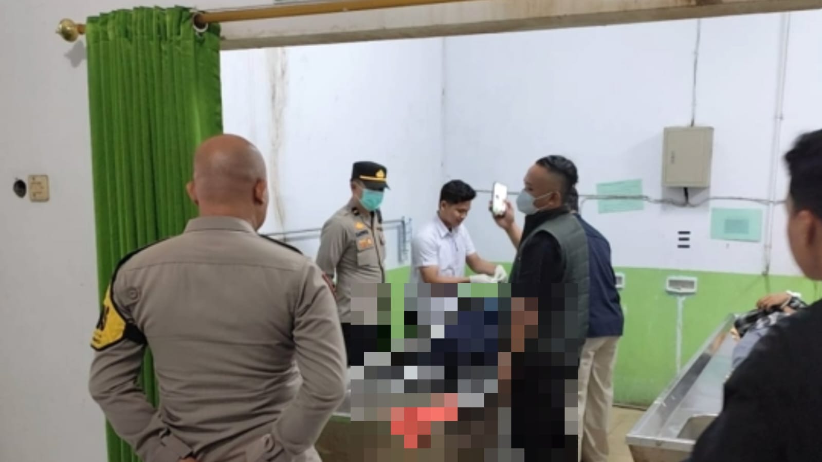 Petugas melakukan penanganan terhadap lansia yang ditemukan meninggal di pedestrian Jalan HZ Mustofa Kota Tasikmalaya.