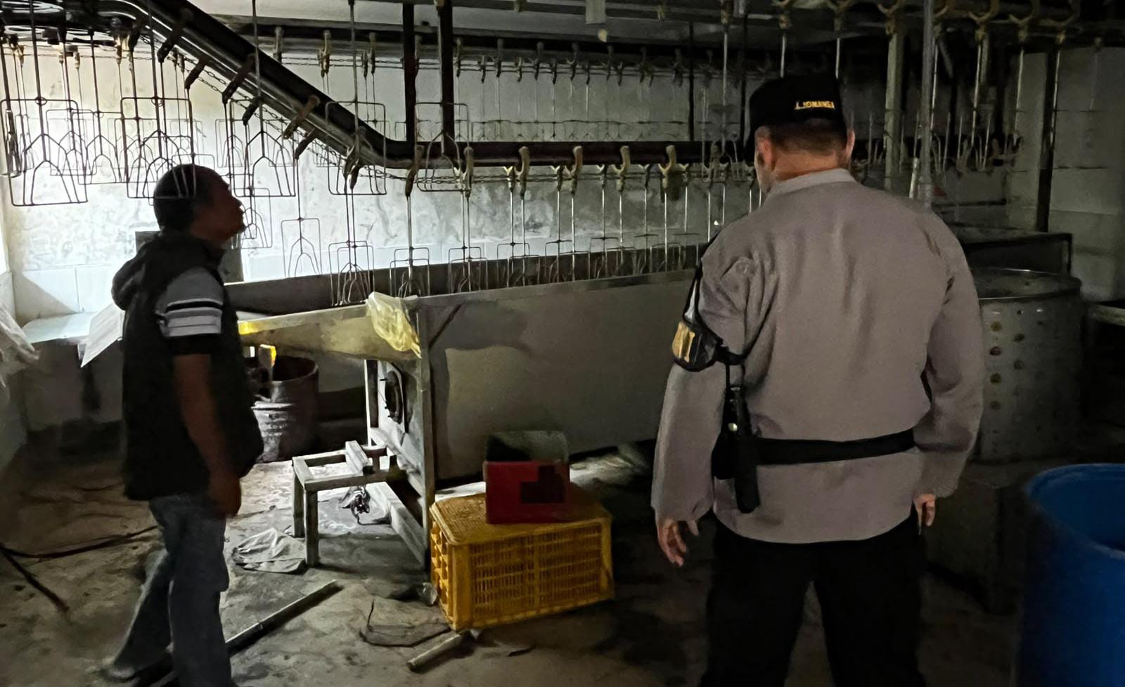 Polisi Memeriksa Tempat Kejadian Perkara RPA di Babakan Nanggerang, Purbaratu, Kota Tasikmalaya, yang dibobol maling saat dalam kondisi tak beroperasi.