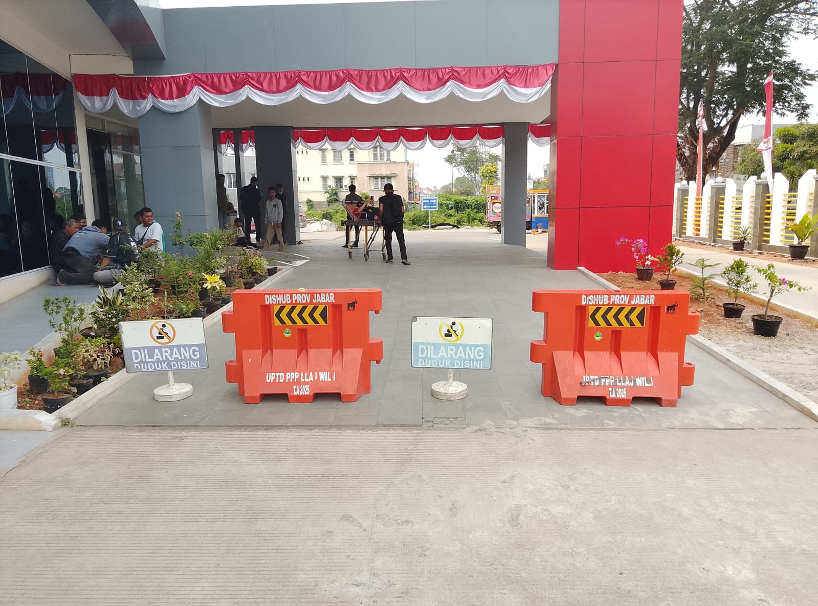 Pasien menunggu pelayanan di area RSUD Karawang saat kapasitas tempat tidur rumah sakit penuh.