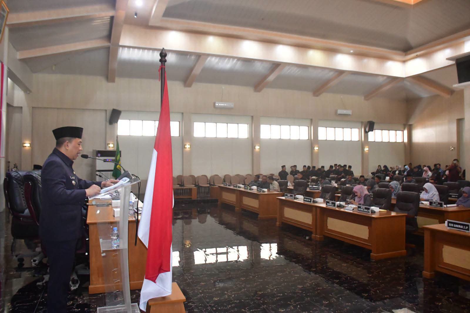 Wakil Bupati Sukabumi H Andreas menyampaikan nota pengantar Raperda Perubahan APBD 2026 dalam Rapat Paripurna DPRD.