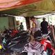 Personel Polsek Karangjaya memeriksa sepeda motor pelajar dalam penertiban knalpot brong di lingkungan sekolah.