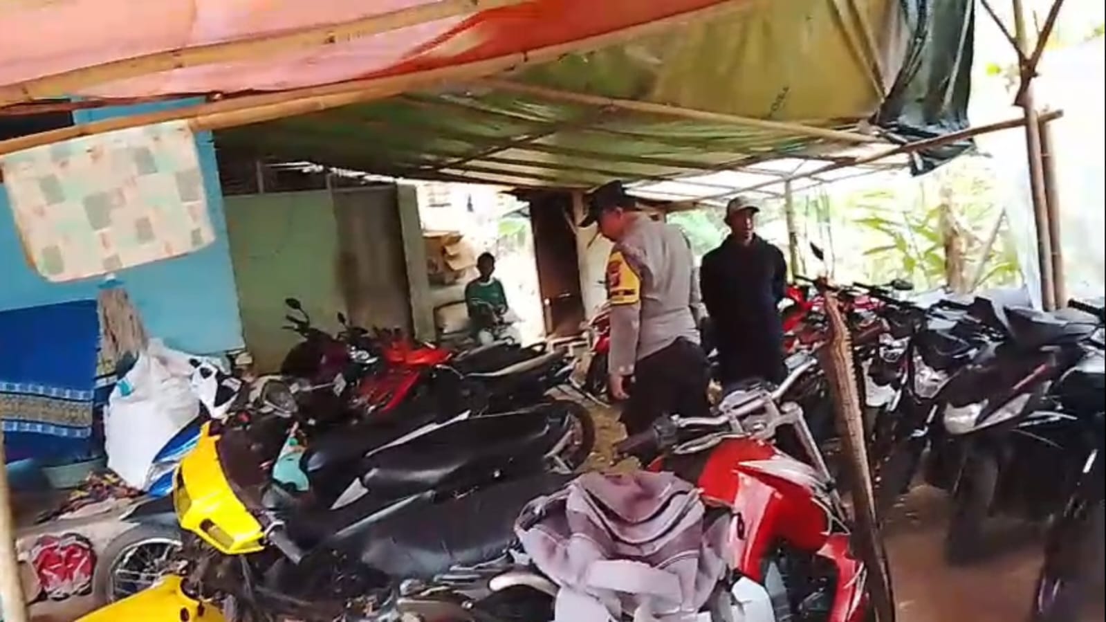 Personel Polsek Karangjaya memeriksa sepeda motor pelajar dalam penertiban knalpot brong di lingkungan sekolah.