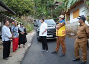 Bupati Sumedang H. Dony Ahmad Munir meninjau langsung progres pembangunan ruas Jalan Sindang Taman - Gembong, tepatnya di Blok Pasir Batang, Kabupaten Sumedang, Selasa (15/9/2026).
