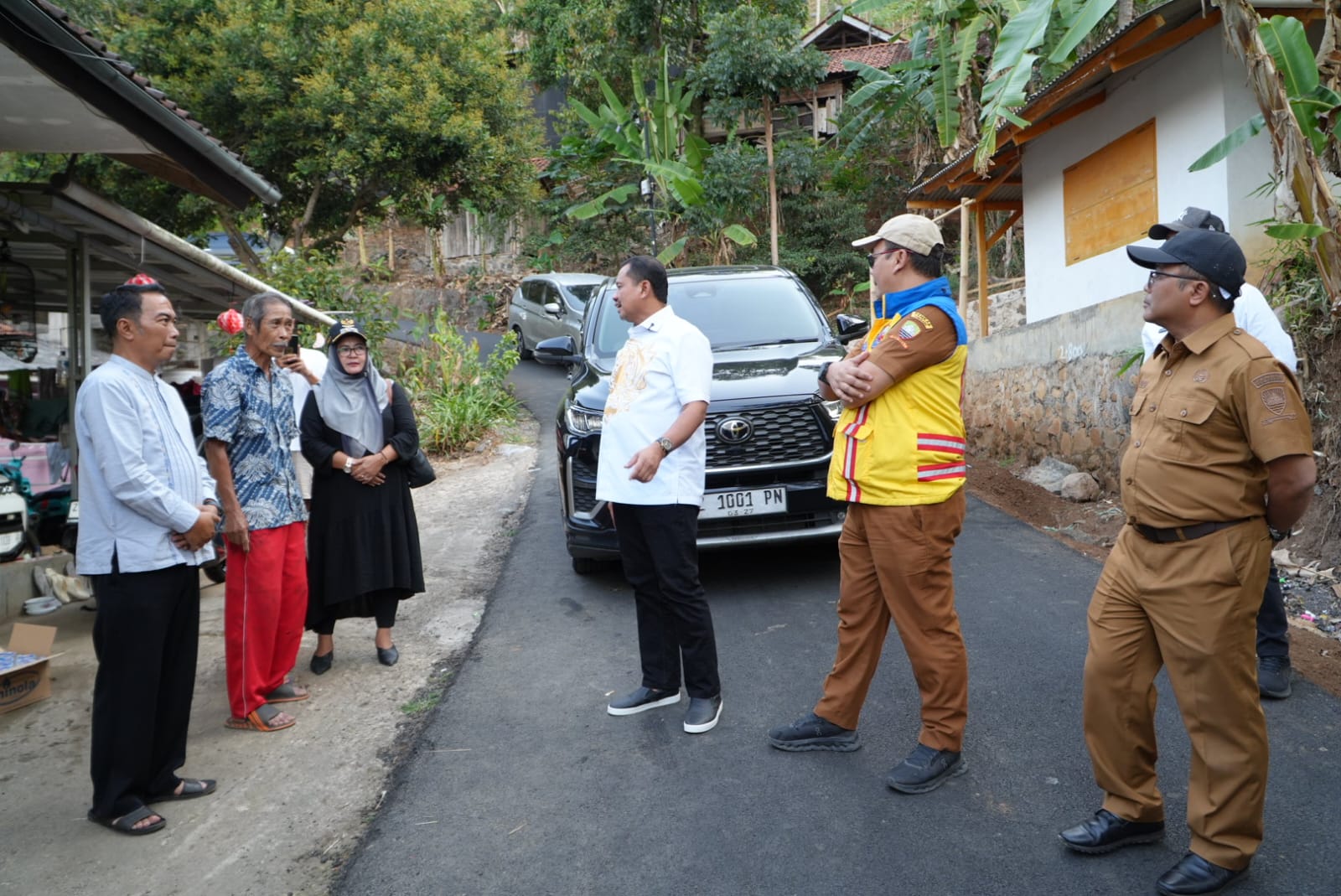 Bupati Sumedang H. Dony Ahmad Munir meninjau langsung progres pembangunan ruas Jalan Sindang Taman - Gembong, tepatnya di Blok Pasir Batang, Kabupaten Sumedang, Selasa (15/9/2026).