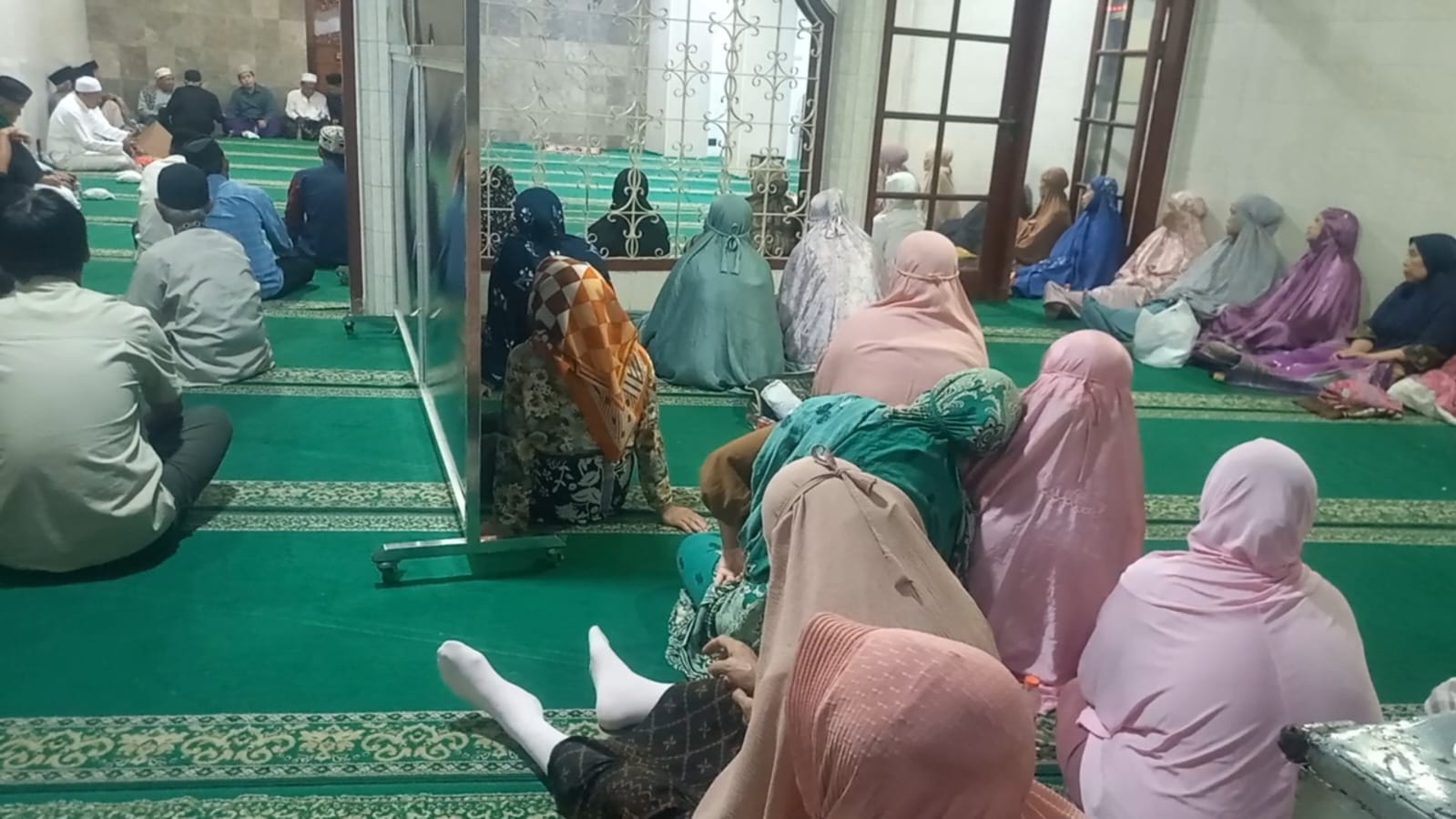 DKM Masjid Al Muawanah Sukalaya 1, Kota Tasikmalaya, menggelar pengajian, istighosah, dan santunan perdana bagi anak yatim piatu dan kaum dhuafa, Kamis (17/9/2026).