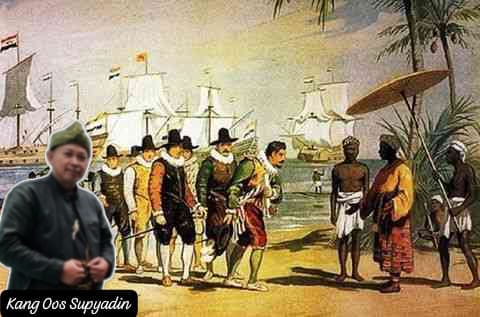 Kang Oos Supyadin berlatar ilustrasi kedatangan kapal ekspedisi Belanda pertama di Nusantara tahun 1596.