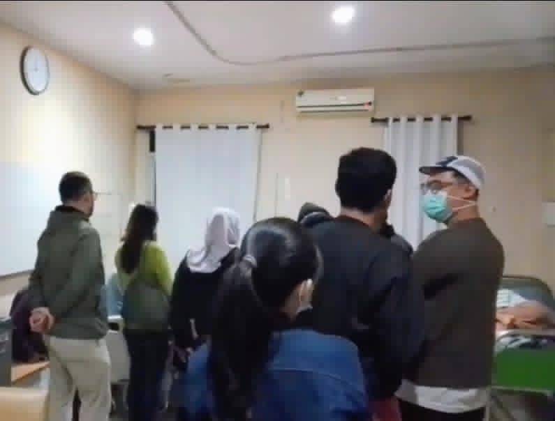 Petugas medis memantau siswa SDN 2 Cipeundeuy yang dirawat akibat gejala dugaan keracunan di rumah sakit.