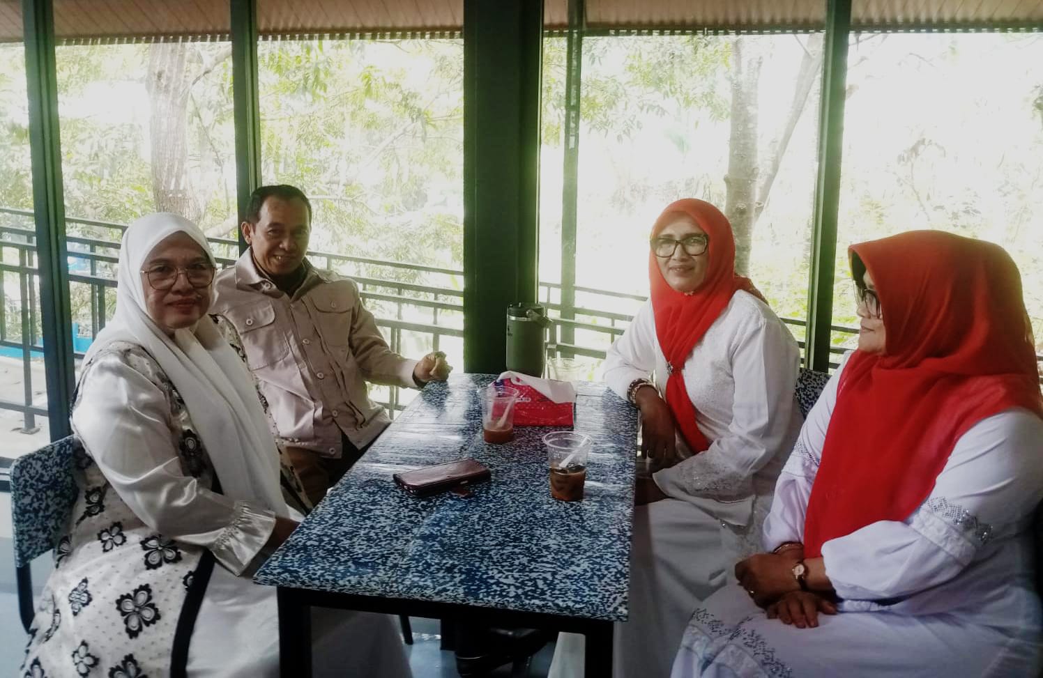Suasana Kantin Pinggir Kali Cimahi (Pikachi)