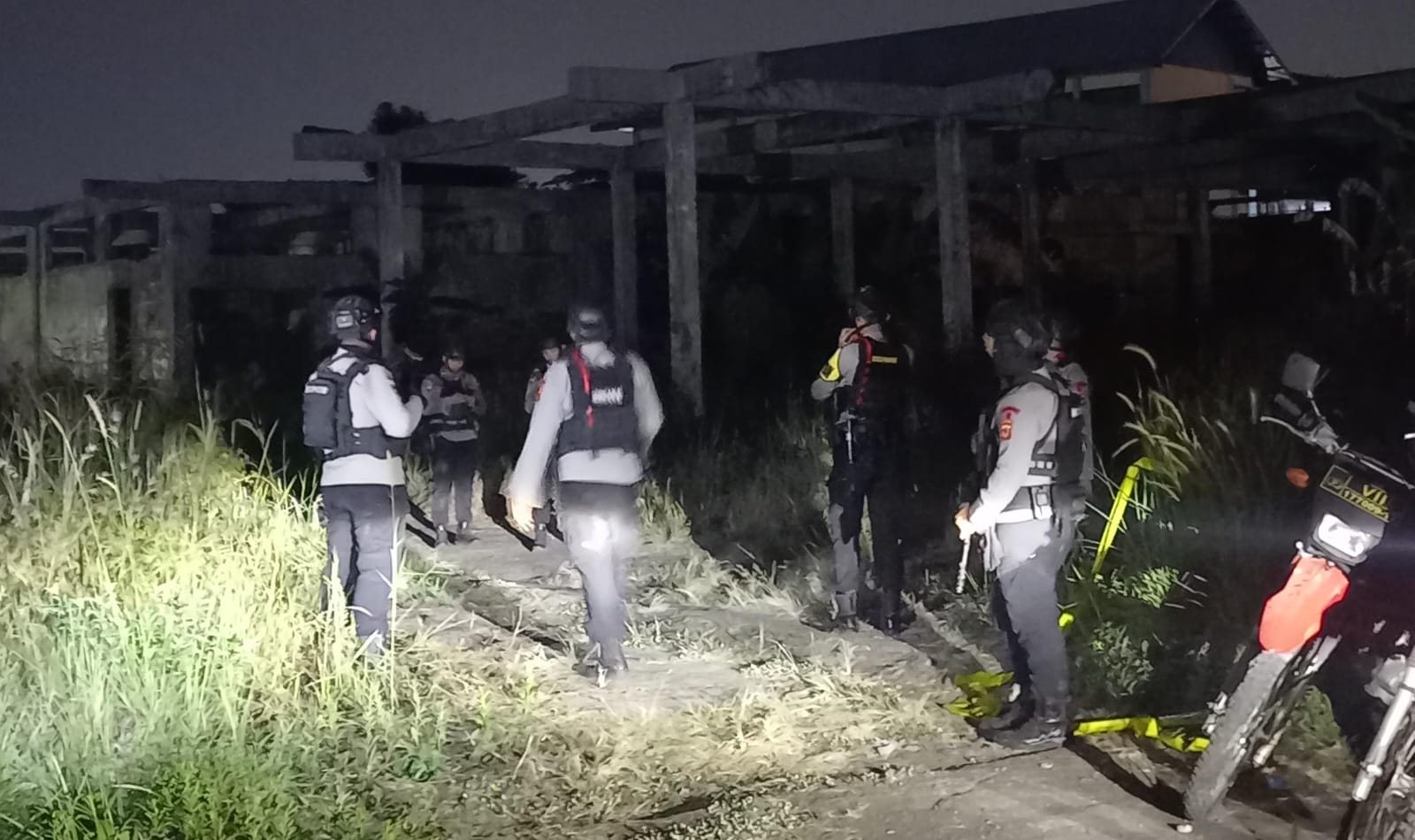 Tim Gegana Detasemen Gegana Satbrimob Polda Jawa Barat bersama Polres Tasikmalaya Kota memeriksa benda mencurigakan di bekas Gedung Aci Engsun, Kota Tasikmalaya