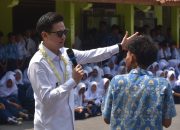 Wabup Sumedang M. Fajar Aldila memberikan pesan kepada siswa SMPN 1 Darmaraja tentang karakter dan literasi digital.