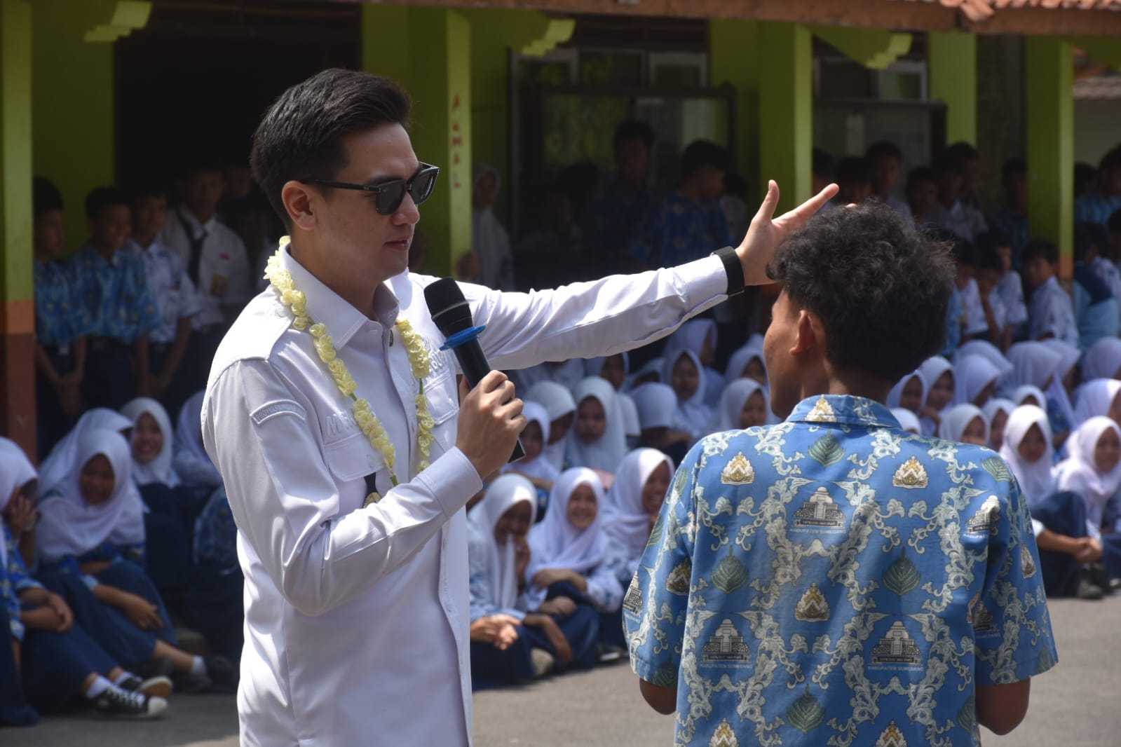 Wabup Sumedang M. Fajar Aldila memberikan pesan kepada siswa SMPN 1 Darmaraja tentang karakter dan literasi digital.
